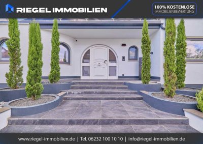 Sie hier? Wir auch! Diese atemberaubende Villa mit Pool bietet ein unvergleichliches Wohnerlebnis