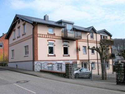 Erstbezug nach Komplett-Sanierung: Großartige 2-Zimmer-DG-Wohnung im Neubau-Zustand