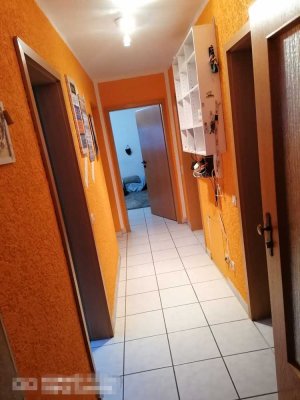 Gepflegte 2,5-Zimmer Wohnung mit Balkon, Garten und Garage im Zentrum von Östringen