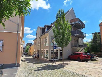 Modernes Wohnen im Zentrum – Sanierte 2-Raum-Wohnung mit Einbauküche u. Stellplatz ab Dezember 2025