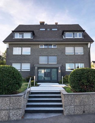 Exklusive 1-Zimmer DG-Wohnung mit Einbauküche in sehr gepflegtem MFH