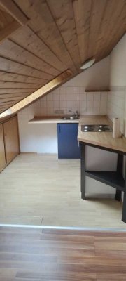 Dachgeschoss-App. Am Kaiserpark,Nähe Stadtwald an ruhigen Mieter zu vermieten.Kein Job- Center!