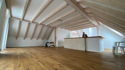 Exklusive 5-Raum-Maisonette-Wohnung mit geh. Innenausstattung, großen Balkon + EBK in Top-Lage