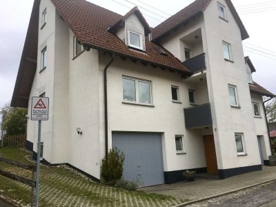 Schöne, ruhig gelegene 2 Zimmer DG Wohnung mit tollem Ausblick, Einbauküche und Garage
