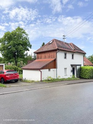 Charmantes Einfamilienhaus mit großem Garten, Einzelgarage und Südbalkon in ruhiger Lage