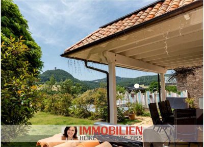 Mediterran Wohnen im modernen Haus mit Pool und Burgblick