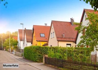 Freistehendes Einfamilienhaus, Garage, Bauerwartungsland
