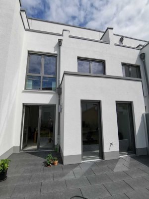 Modernes Reihenmittelhaus zur Miete – Zentral