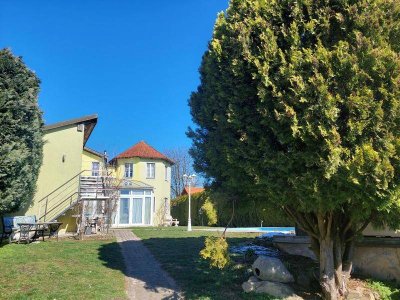 Großzügiges Einfamilienhaus in traumhafter Aussichtslage mit Pool