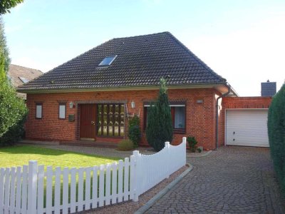 Gepflegter Winkelwalmdachbungalow mit Garage in ruhiger Stadtrandlage in Brunsbüttel
