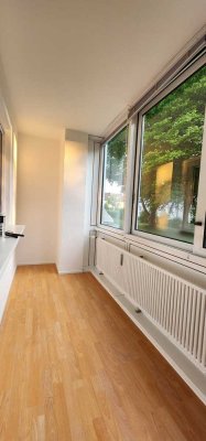 Frisch renovierte 2-Zimmer-Wohnung in Königsbrunn mit Loggia, Stellplatz und EBK