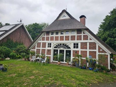 Reetdach-Romantik trifft Weitblick – ein Anwesen mit Charakter und Potenzial