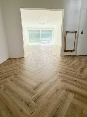 moderne kernsanierte 3,5 ZKB Erdgeschoßwohnung zum Erstbezug