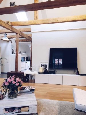 Geschmackvolle, gepflegte 2,5-Zimmer-Dachgeschosswohnung mit geh. Innenausstattung und Balkon