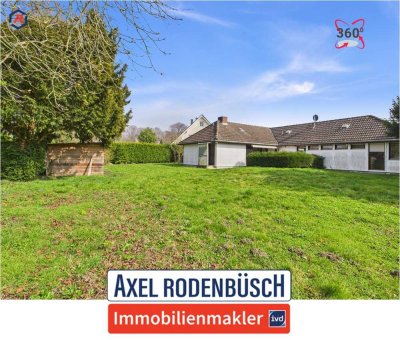 Walmdachbungalow mit Doppelgarage auf parkähnlichem Grundstück