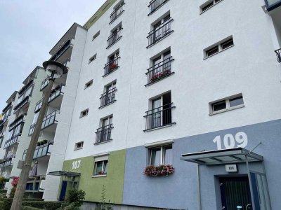 Gepflegte Moblierte Wohnung mit drei Zimmern (WG-moglich) sowie Balkon und Einbauküche