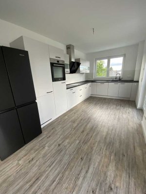 4 Zi. Wohnung mit viel Komfort, Aufzug, Fussbodenheizung, großer Balkon u.s.w.