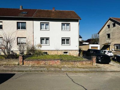 **Modernisiertes Zweifamilienhaus mit großem Garten und Ausbaureserve**