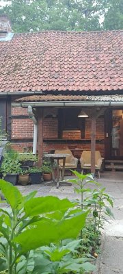 Kleines, gemütliches Fachwerkhaus mit gepflegten Garten am Waldrand aber trotzdem zentral gelegen.