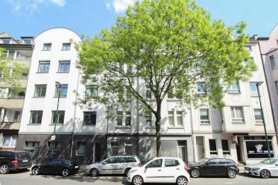 Bezugsfrei und möbliert: Appartement in zentraler Lage mit Balkon ins Grüne
