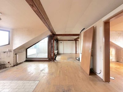 Renovierungsbedürftige Dachgeschosswohnung mit Fachwerkbalken und Wintergarten in direkter Rheinnähe