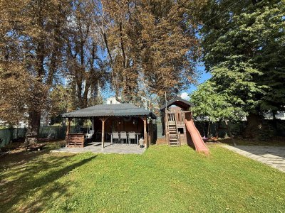 Renovierte Gartenwohnung mit 386 m² Eigengarten und zwei Stellplätzen – Nähe Haid-Center