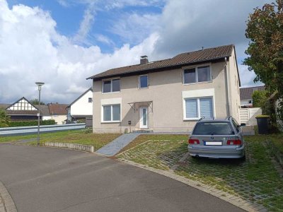 Zwei Parteienhaus mit großem Grundstück.
