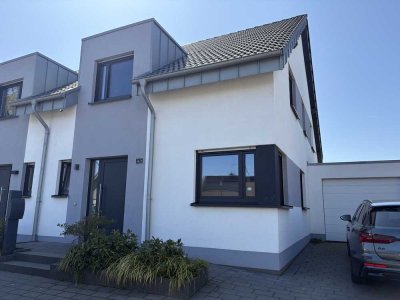 Gepflegte Doppelhaushälfte Bj 2019 mit großem Garten in Heinsberg/Straeten