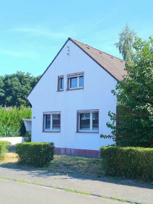 Tolles, großes Grundstück mit freistehendem EFH und Garage (Revitalisierungsbedarf)