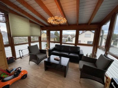 Neuwertige klimatisierte Wohnung mit vier Zimmern sowie Balkon und Einbauküche in Reilingen