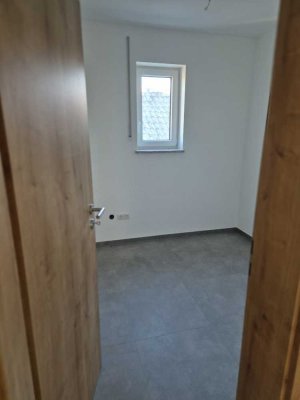 Schöne und neuwertige 3-Raum-Wohnung mit EBK in Schierling
