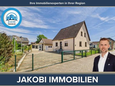 Freistehendes Einfamilienhaus mit großzügigem Nebengebäude und Grundstück in Vettweiß Gladbach.