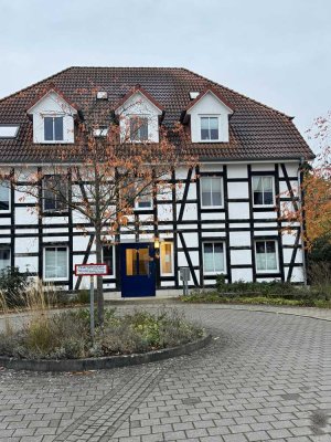 Helle zwei Zimmer Wohnung mit Einbauküche, Garage , Balkon & Fahrstuhl