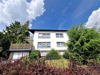 Das Handwerk ruft  Immobilie mit Potenzial!
Großes Ein-/Zweifamilienhaus mit Garage, Garten