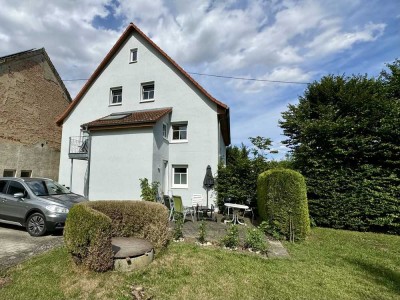 Helle Dachgeschoss Maisonette Wohnung mit eigenem Garten in der Natur