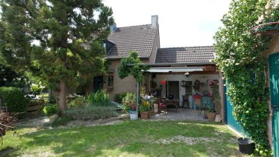 Freistehendes Ein- oder Zweifamilienhaus nebst Doppelgarage.