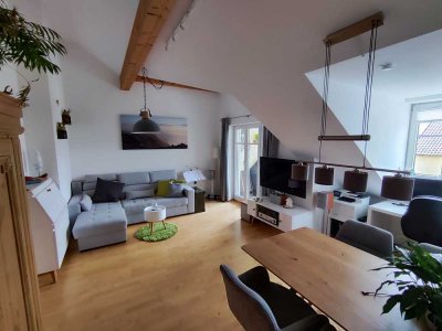 Traumhafte Dachgeschosswohnung mit Balkon und Einbauküche in Poing