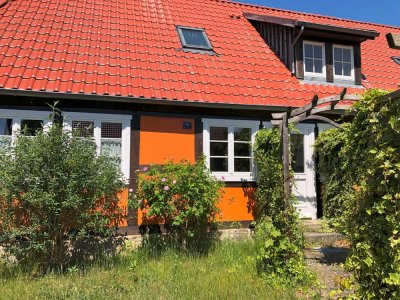 Haus mit Nebengebäuden und großem Grundstück