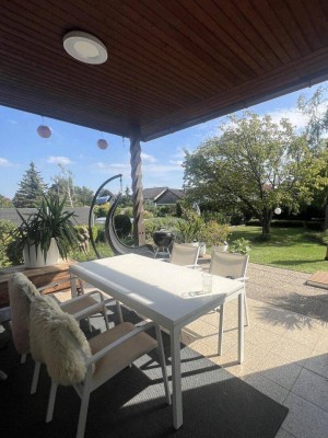 Grosszügiger Bungalow mit Vollkeller, 2 Garagen und wunderschönem, südseitigem Garten