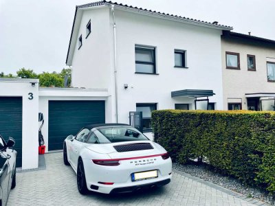 Neuwertige Doppelhaushälfte mit Büro-/Homeoffice-Bereich und einzigartiger Aussichtslage am Wartberg