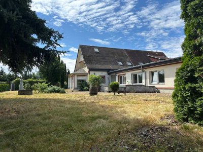 Doppelhaushälfte mit Potenzial , ELW, Terrasse, Balkon, 2 Garagen in Magdeburg/Puppendorf