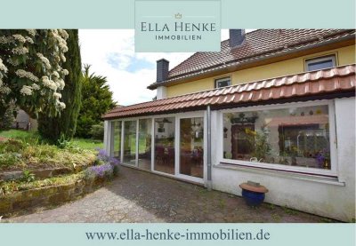 Auf fast 2.000m² Grundstück: Gemütliches Einfamilienhaus mit Wintergarten + Garage.
