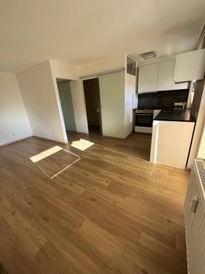 Sonnige Garconniere mit Balkon und Garage