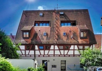 Helle 3,5 Zimmer-Wohnung in einem bezaubernden Fachwerkhaus mit Balkon und Stellplatz in Leonberg