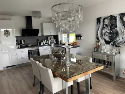 Neubau: 3-Zimmer-Wohnung mit Garten & Balkon, tollem Ausblick und EBK in Feldrandlage! A+