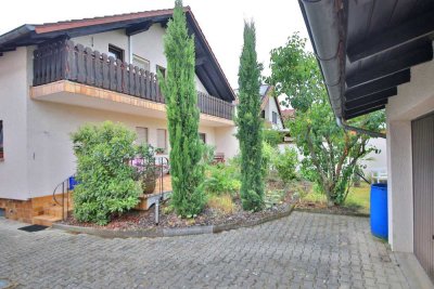 Geschmackvolle 2-Raum-DG-Wohnung mit Balkon und Einbauküche in Sankt Leon-Rot