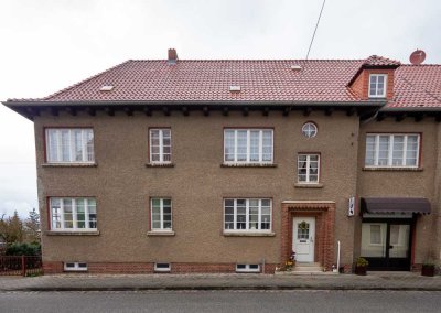 Listenpreis 250.000 € - Geräumiges Stadthaus in Malchin - 2 große Wohnungen, gepflegtes Grundstück