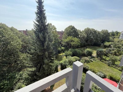 Schöne Dachgeschoss Wohnung mit Blick ins Grüne & tollem Raumgefühl