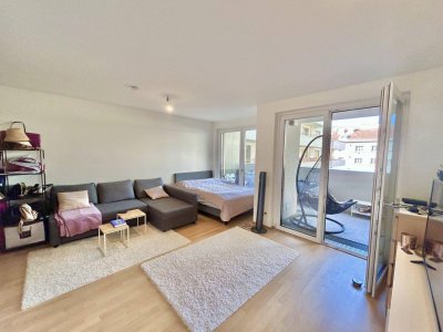 ab sofort verfügbar: Neuwertige 1-Zimmer-Wohnung im 5. Obergeschoss mit Lift