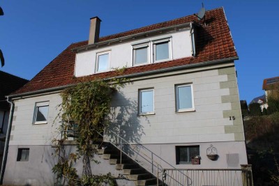 Älteres Wohnhaus mit Scheune und Maschinenhalle auf großem Grundstück